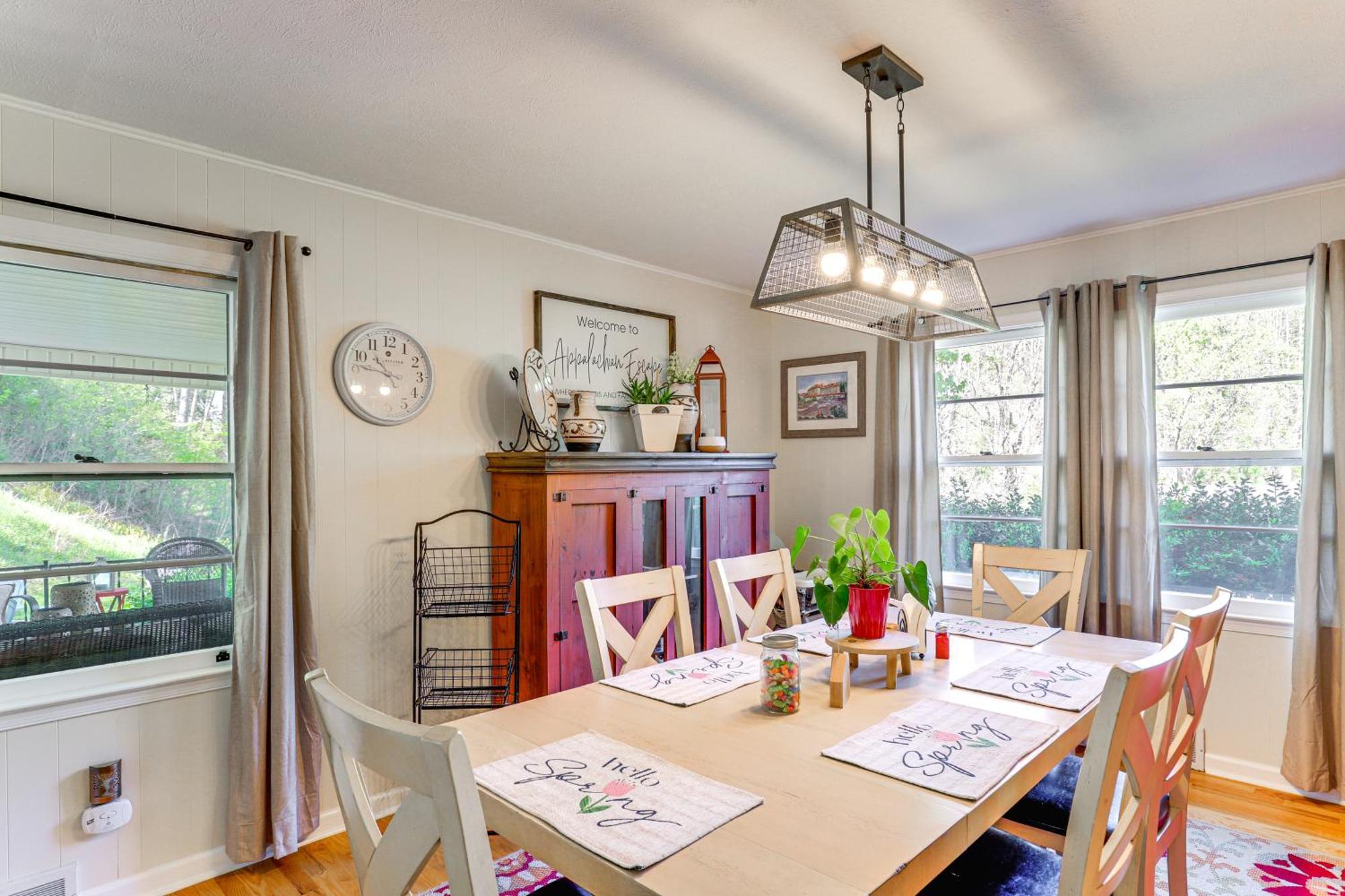 Updated Marshall Home With Fire Pit And Game Room! Extérieur photo