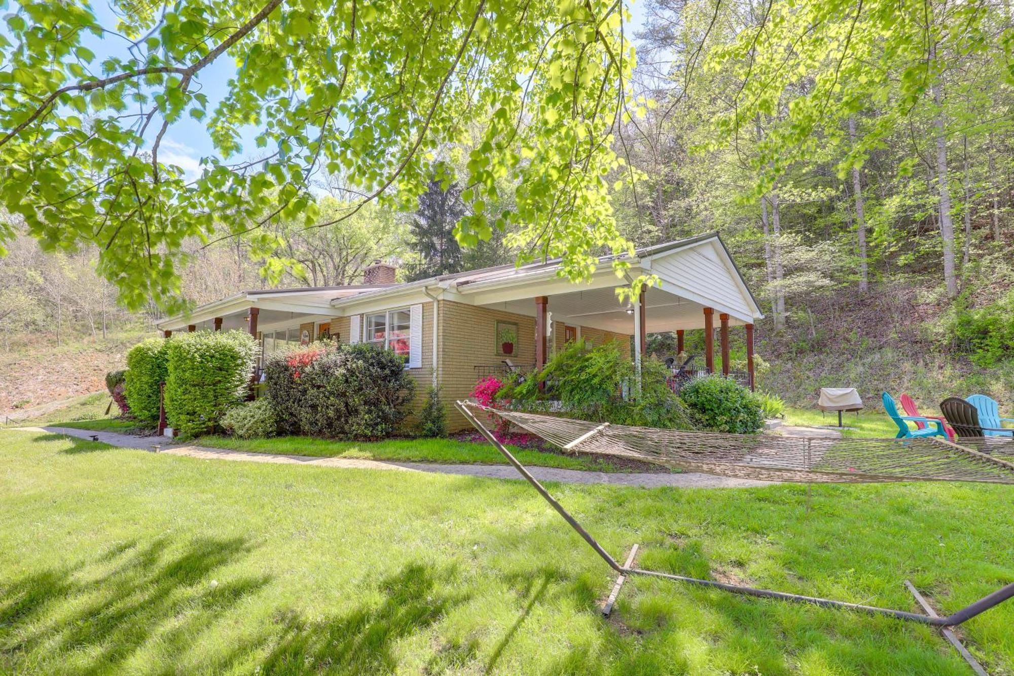 Updated Marshall Home With Fire Pit And Game Room! Extérieur photo