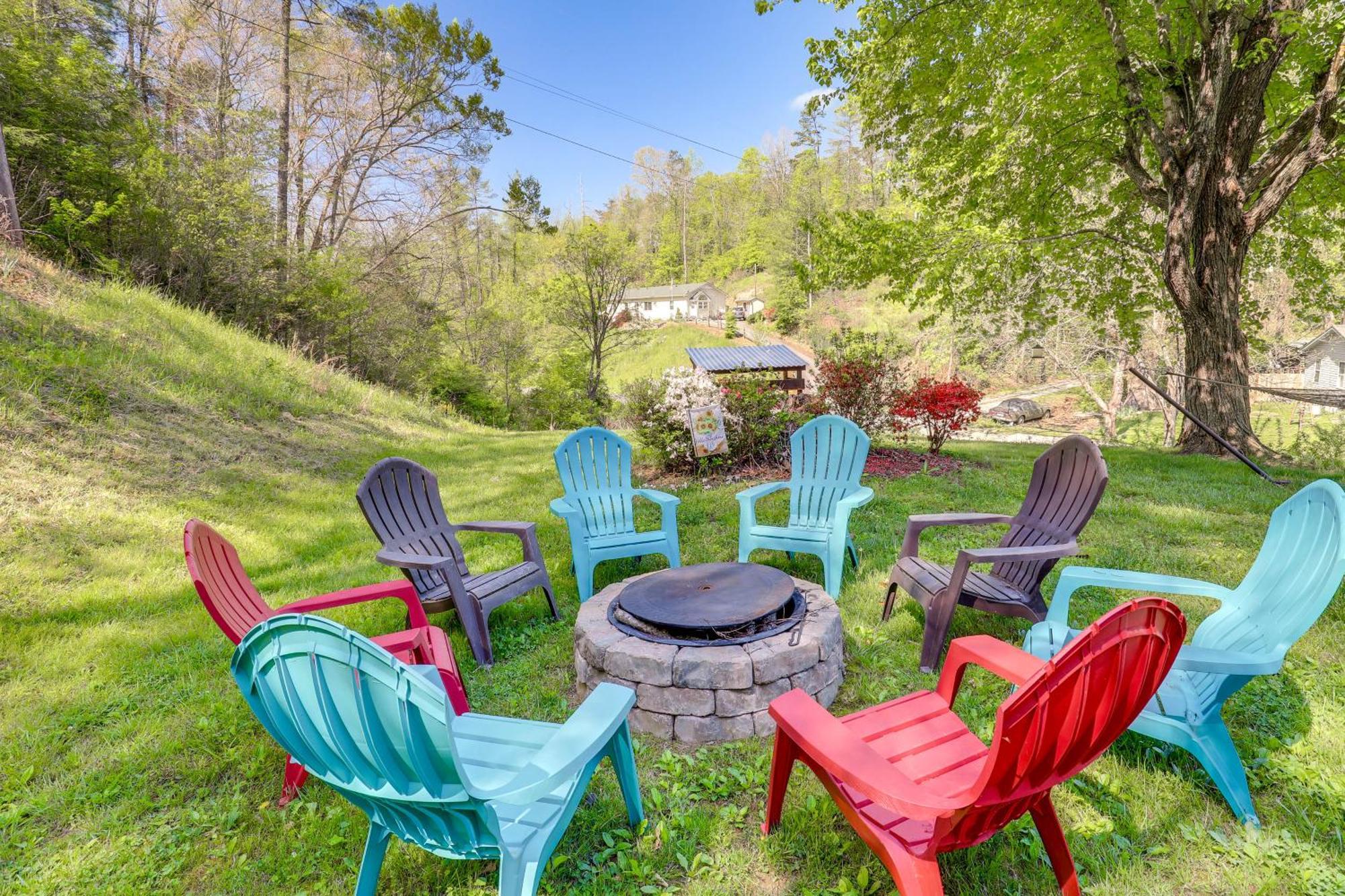 Updated Marshall Home With Fire Pit And Game Room! Extérieur photo