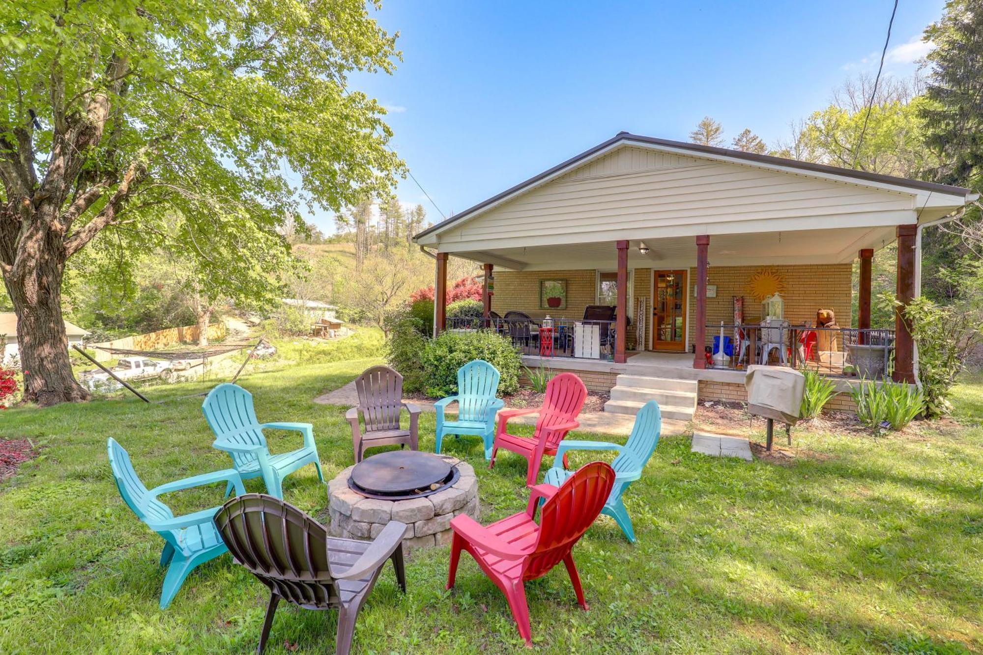 Updated Marshall Home With Fire Pit And Game Room! Extérieur photo